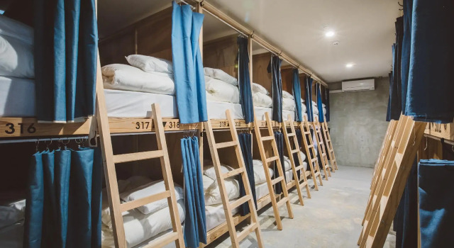 Кровать в общем номере Yanbaru Hostel