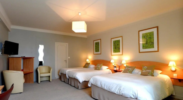 Четырёхместный семейный номер Standard Hotel le Broceliande - Sure Hotel Collection by Best Western