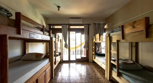 Кровать в общем номере с балконом Geckos Hostel