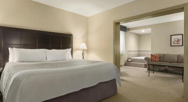 Двухместный люкс c 1 комнатой Travelodge by Wyndham Winnipeg East