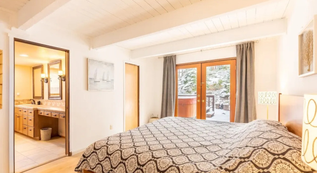 Beautiful 3-Bedroom Contemporary Mountain Home in Northstar by RedAwning Save 10% on 3 Nights, 15% on 5 Nights!, Забронировать Дом для отпуска Виллы Траков, рядом с Lower Woods, Вилла