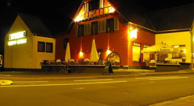 Harmony beim Holzschnitzer