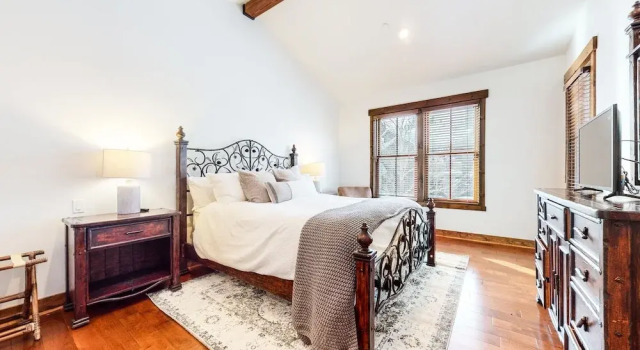 Snowcreek VI The Lodges 1130 Pet-Friendly, Beautiful and Spacious, Garage and Washer Dryer by RedAwning