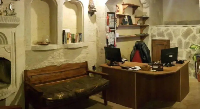 Explorer Cave Hotel