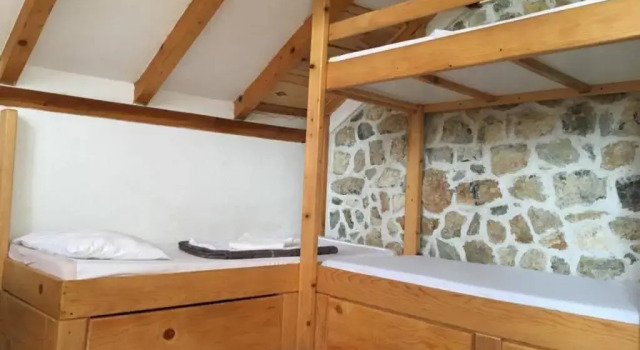 Кровать в общем номере Robinson Sunset Guest House