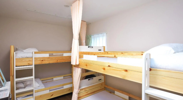 Кровать в общем номере Shironoshita Guesthouse