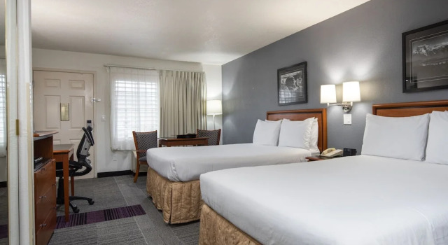 Четырёхместный номер Deluxe Atherton Park Inn and Suites