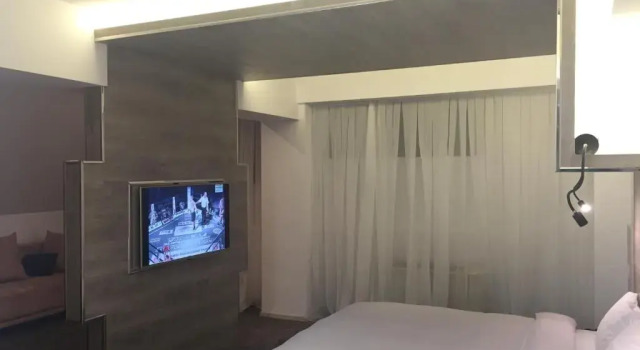 Полулюкс Hotel Plaza