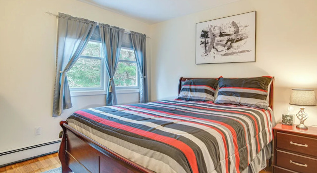 2 Mi to Beach: Falmouth Group Getaway w/ Game Room, Réserver Hôtel Falmouth Cap Cod