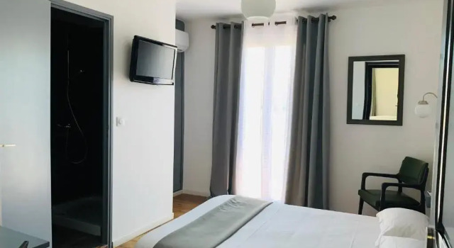 Номер Comfort Hôtel les Arbousiers