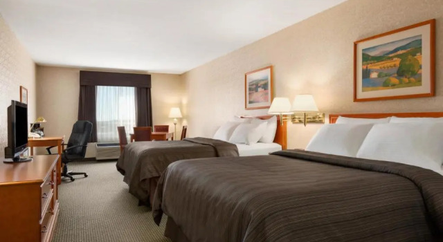 Четырёхместный номер Standard Days Inn by Wyndham Saskatoon