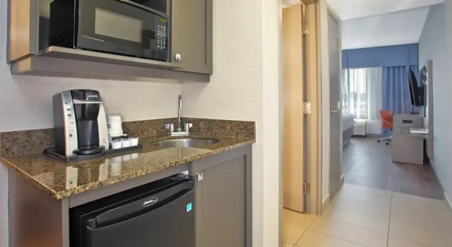 Двухместный люкс c 1 комнатой Holiday Inn Express Kingston Central by IHG