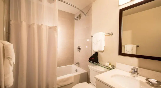 Четырёхместный номер Standard Prestige Oceanview Hotel Prince Rupert