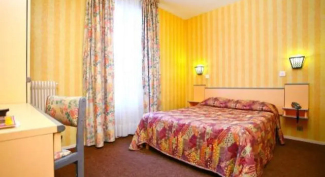 Hôtel De La Perdrix Rouge, Забронировать Отель Отели Парижа с парковкой, рядом с Курон, Парковка