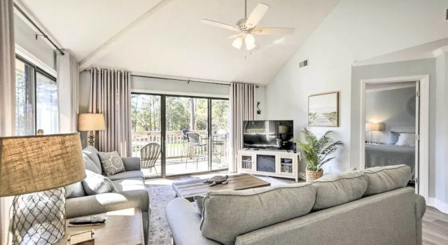 Bright Sunset Beach Condo w/ Golf Course View, Забронировать Отель Сансет-Бич Северная Каролина, рядом с Площадка для гольфа The Pearl