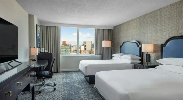 Четырёхместный клубный номер Standard Sheraton LaGuardia East Hotel