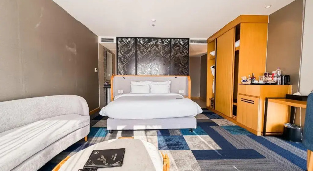Люкс с балконом Quinter Central Nha Trang