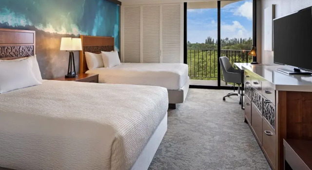 Четырёхместный номер Standard с балконом и с красивым видом из окна Courtyard by Marriott King Kamehamehas Kona Beach Hotel