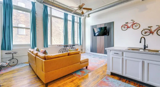 1 Mi to Dtwn! Riverside Corktown Loft on 2nd Floor, Забронировать Апартаменты/квартира Отели Детройта с парковкой, рядом с Кобо-арена, Парковка
