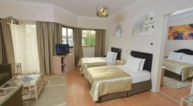 Четырёхместный номер Jasmine Court Hotel