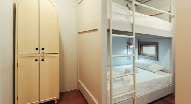 Кровать в общем номере A Local Something Hostel