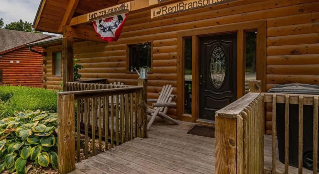 Luxury 2700 Sq Ft Log Cabin Private Hot Tub Game room Pool Table Best View, Boek Hotel Hotels in Missouri met zwembad, Zwembad