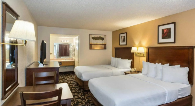 Четырёхместный номер Standard MorningGlory Inn & Suites