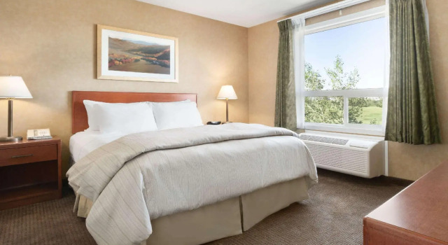 Двухместный номер Standard Days Inn & Suites by Wyndham Cochrane