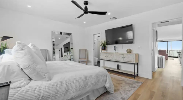 Carlsbad Beachfront Home W Hot tub, Забронировать Дом для отпуска Виллы Карлсбад, рядом с New Village Arts Theatre, Вилла