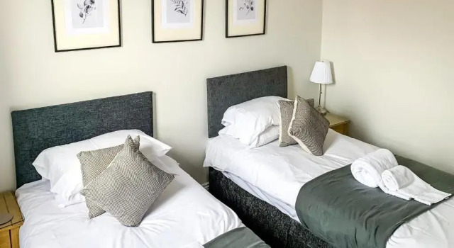 Maple House - Free Parking - Holiday Home - Sleeps 12 With Sister Property