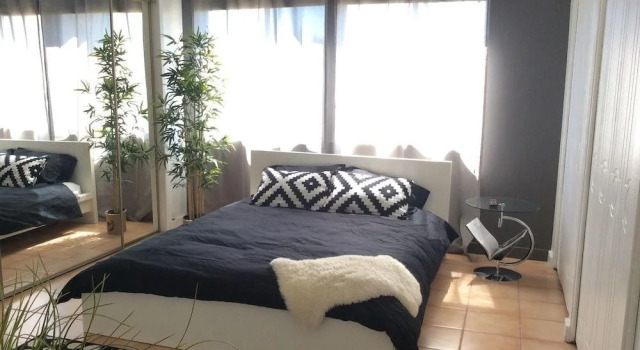 Spacious Downtown Condo, Забронировать Отель Палм-Спрингс Coachella Valley, рядом с Desert Regional Medical Center