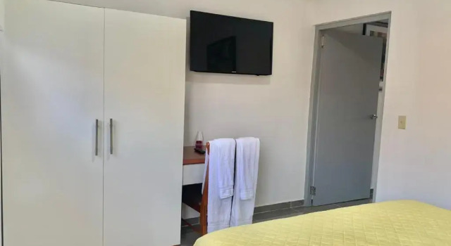 1 Bed Apartment Sleeps 2 - Pool, Parking, Wifi