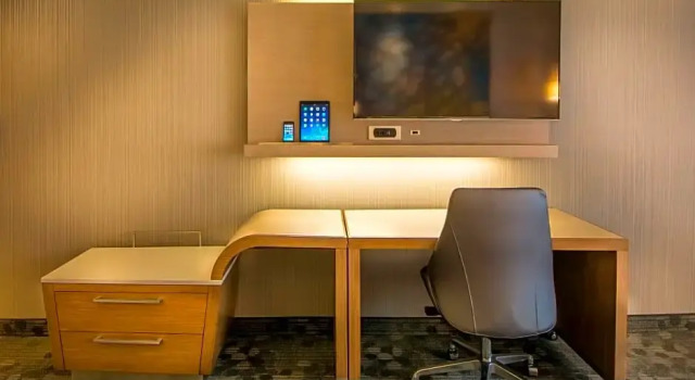 Двухместный люкс c 1 комнатой Courtyard by Marriott Winnipeg Airport