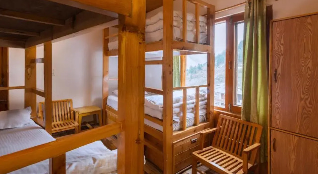 Кровать в общем номере Robinhood Travel Hostel