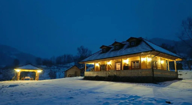 Casuta din Cotroape (Sacel), Varaa Hotelli Hotellit Carpathians - Romania uima-altaalla, Uima-allas