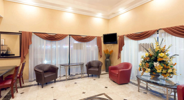 Howard Johnson Hotel & Suites by Wyndham Pico Rivera, 预订 酒店 皮科里韦拉 洛杉矶都会区