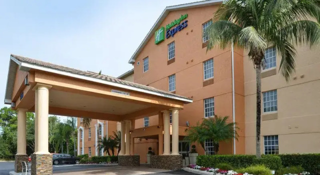 Кровать в общем номере Holiday Inn Express Hotel & Suites Bonita Springs/Naples by IHG