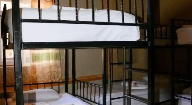 Кровать в общем номере Ali's Guest House