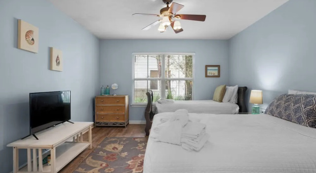 Pet Friendly Beach Home; 2 Minutes to Beach & Eastern Lake