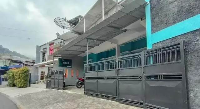 Villa Ghazani 4 at Desa Wisata Songgokerto, Rezervasyon Villa Batu villalar, Taman Wisata Tirta Nirwana Songgoriti yakınında, Villa