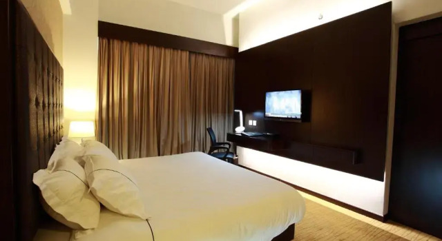 O podwyższonym standardzie dwuosobowy pokój Symphony Suites Hotel