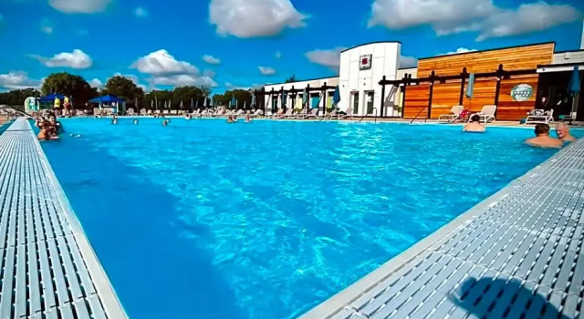 The Luxury break Sleeps 6 at 44 Kingfisher Court South facing, Boek Hotel Hotels in Merseyside met zwembad, Zwembad