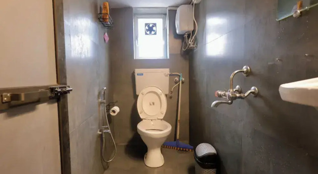 Кровать в общем номере с балконом Locomo Hostel Mini - 9 mins from airport