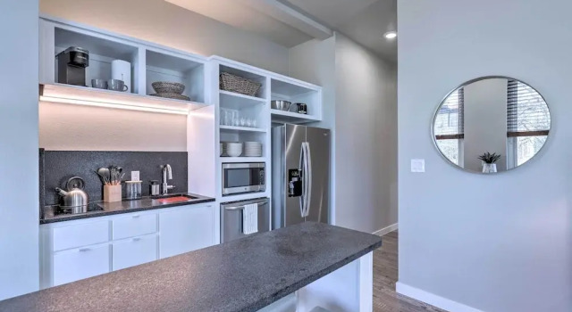 Sleek, Newly Updated Downtown San Marcos Apt!, Забронировать Апартаменты/квартира Сан-Маркос Texas Hill Country, рядом с Техасский музыкальный театр