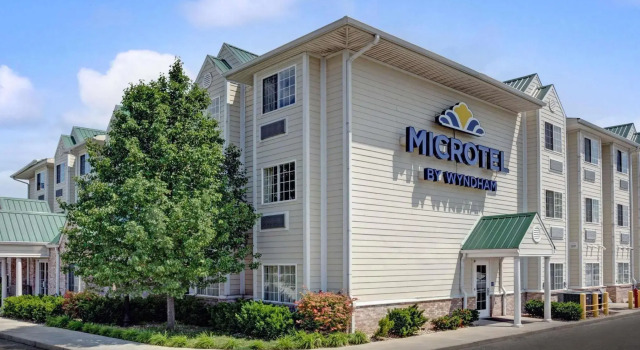 Кровать в общем номере Microtel Inn & Suites by Wyndham Indianapolis Airport
