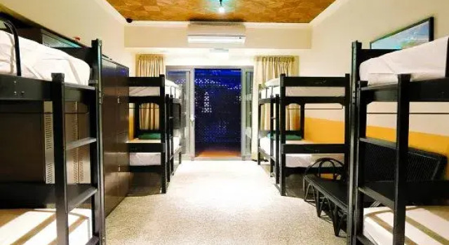 Кровать в общем номере Yellow House