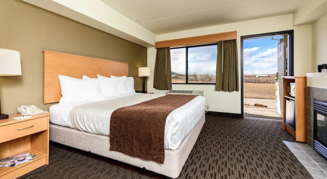 Двухместный номер Deluxe с балконом AmericInn by Wyndham Belle Fourche