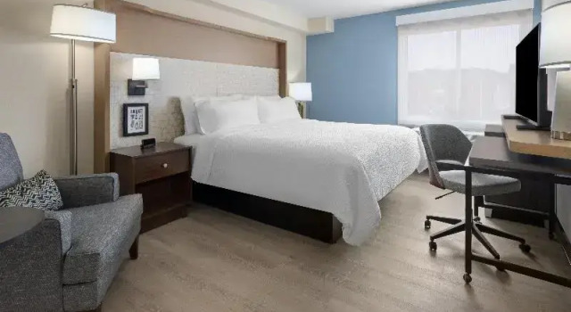 Двухместный люкс c 1 комнатой Holiday Inn & Suites Richmond West End by IHG