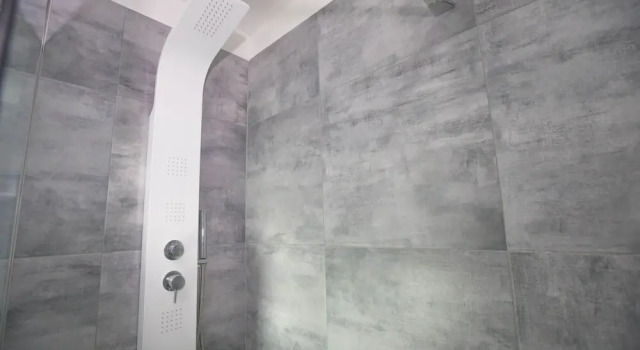Lovely 2-bed Apartment With Views in Podstrana, Varaa Huoneisto Hotellit Strožanac pysäköinnillä, Pysäköinti