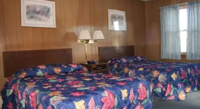 Bluffs Inn, Prenota Hotel Bessemer Michigan